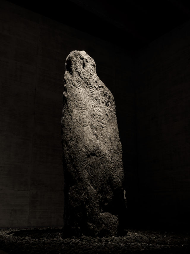 Menhir anthropomorphe de Bevaix - Laténium, Quentin Bacchus